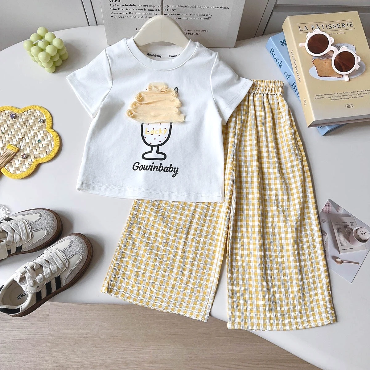 

Летний комплект в корейском стиле для девочек: футболка с круглым вырезом и принтом в виде мультяшных букв + полосатые и клетчатые брюки, повседневный комплект из двух предметов