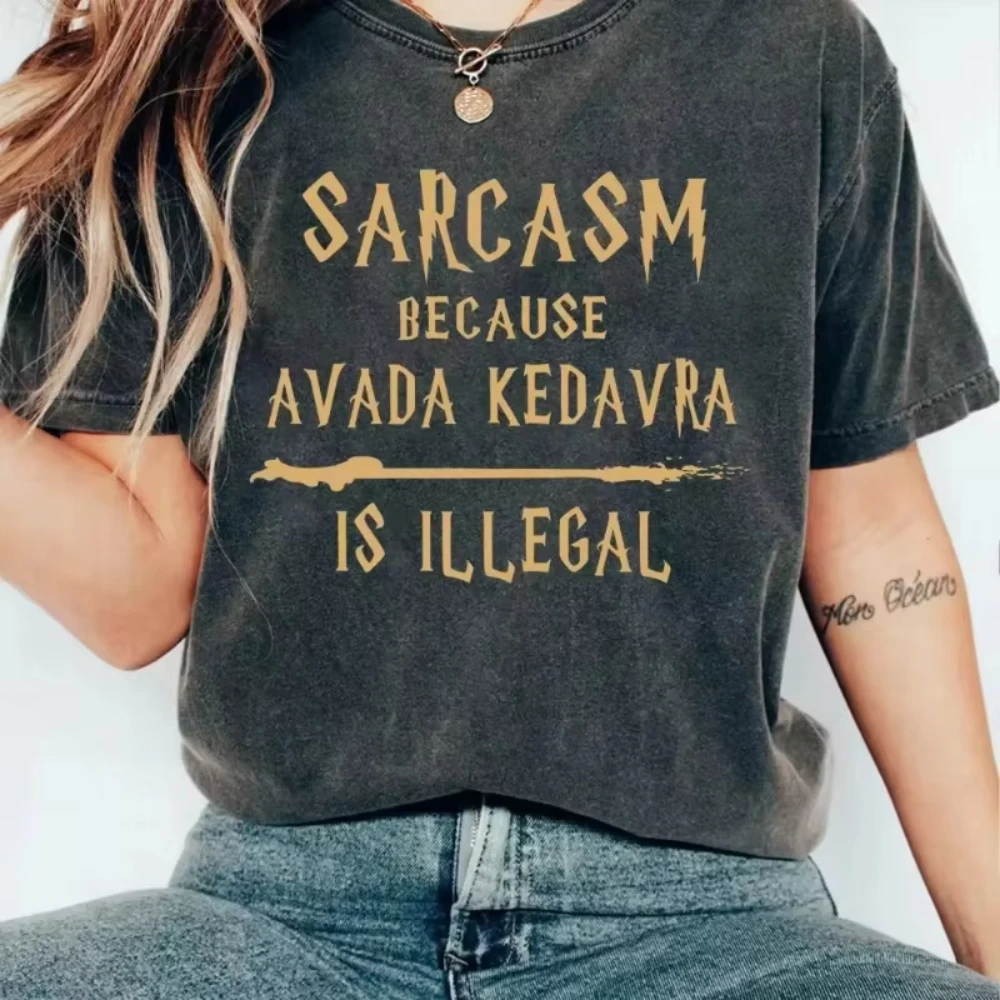 Retro-T-Shirt mit Zauberstabmuster, voller Sarkasmus, weil der Fluch von Avada illegal ist. T-Shirt, lässiges, tägliches Street-Fashion-Outfit – Detail 5