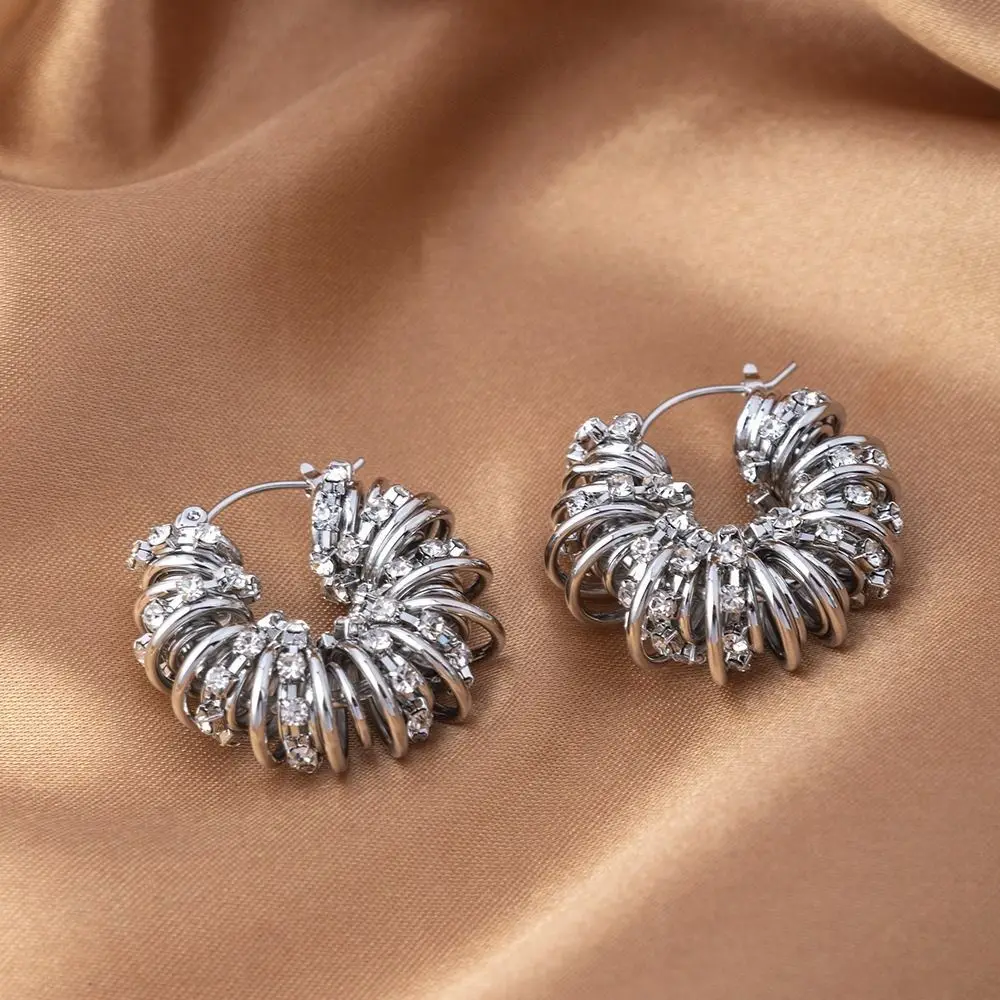 Europäische und amerikanische diamantbesetzte Spiralohrringe mit Federschlaufen, trendige Ohrclips, leichter Luxus und cooler Stil. – Detail 8