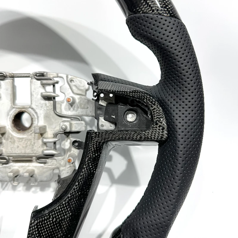 

Factory Direct Hot Football Pattern Carbon Fiber and Black Leather Material Customized Car Steering Wheel for Pontiac Holden G8