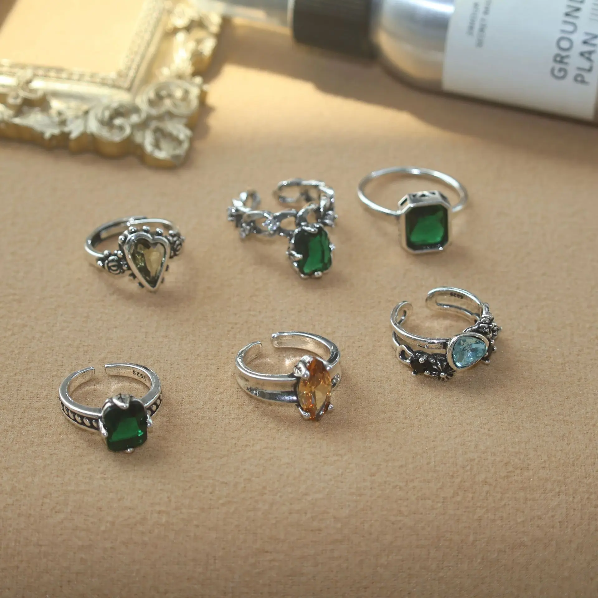 Wind dopamine ring for women — adjustable open-fit geometric band with emerald-tone zircon accents, retro literature-art inspire