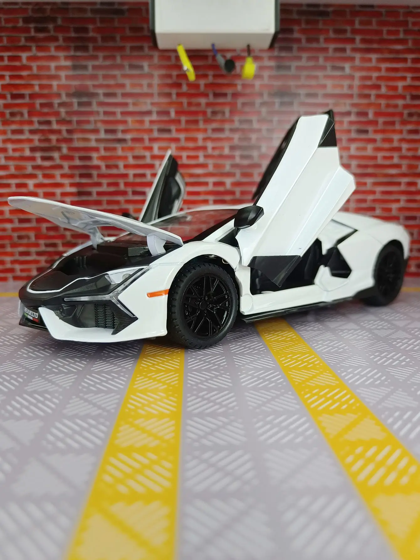 1:24 Lamborghini Reventon Supercar 합금 자동차 다이캐스트 및 장난감 차량 금속 장난감 자동차 모델 소리와 빛 컬렉션 어린이 장난감