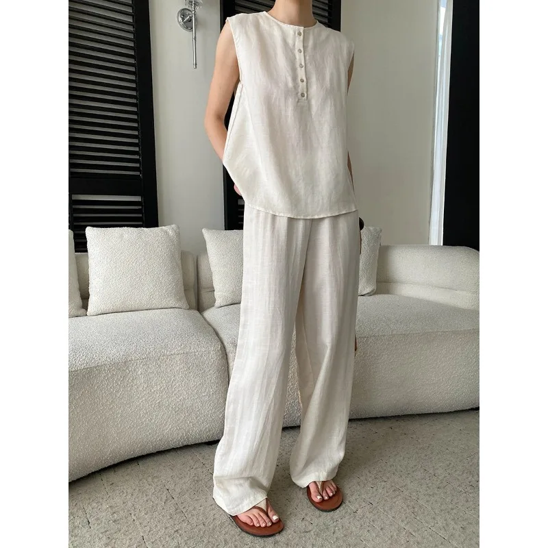 

Женский комплект из двух предметов: однотонный жилет с круглым вырезом на пуговицах и прямые брюки с высокой эластичной талией, свободный повседневный крой, весна 2026