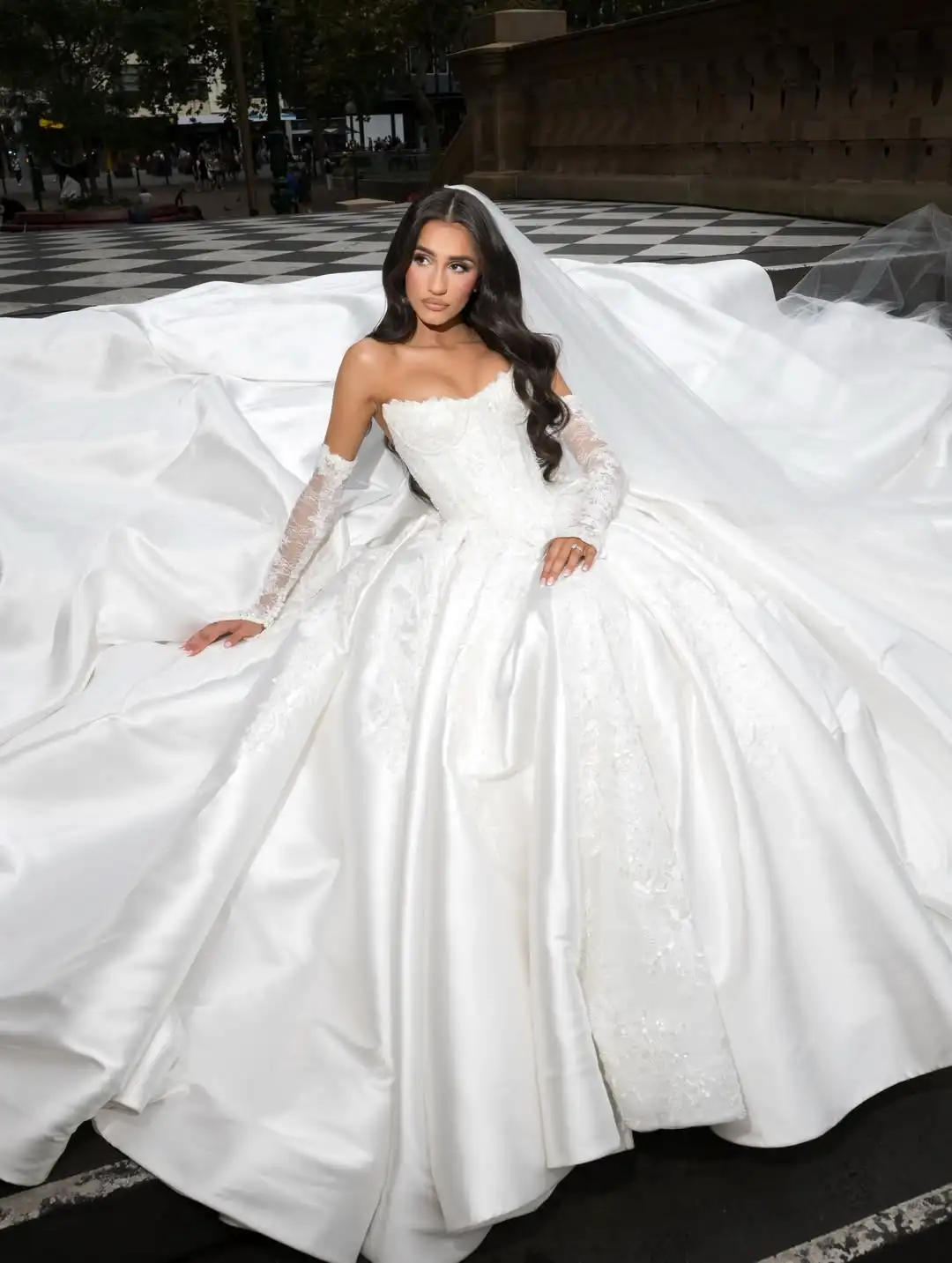 High Customized Elegant and exquisite lace appliqued wedding dress for women. Long-sleeved backless bride's dress. wedding dress