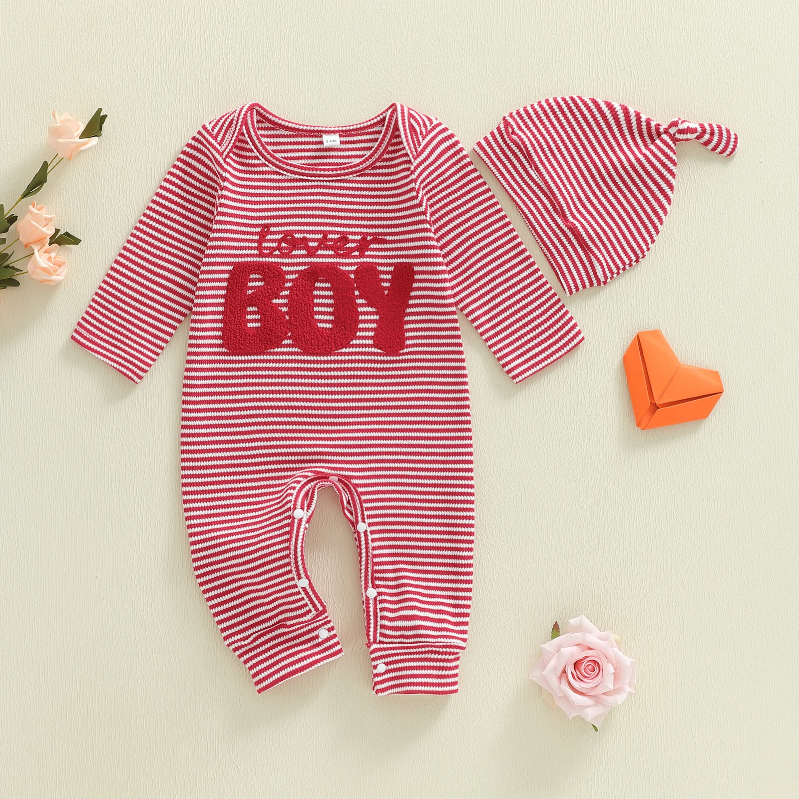 ชุดวันวาเลนไทน์สำหรับเด็กผู้ชายวัยหัดเดิน ชุดรอมเปอร์คอกลมแขนยาวพิมพ์ลายหัวใจสีแดงพร้อมหมวกและถุงเท้าที่เข้าชุดกัน