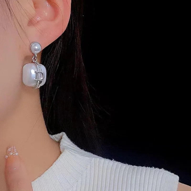 High quality vintage classic exaggerated elegance European court style temperament white pearl bee woman earring jewelry gift