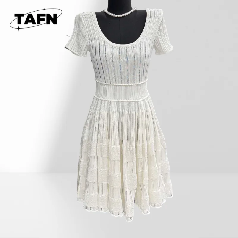 Sukienka kaszmirowa w stylu retro – luksusowy design na co dzień, ekskluzywna moda na lato, wzór na wiosnę.