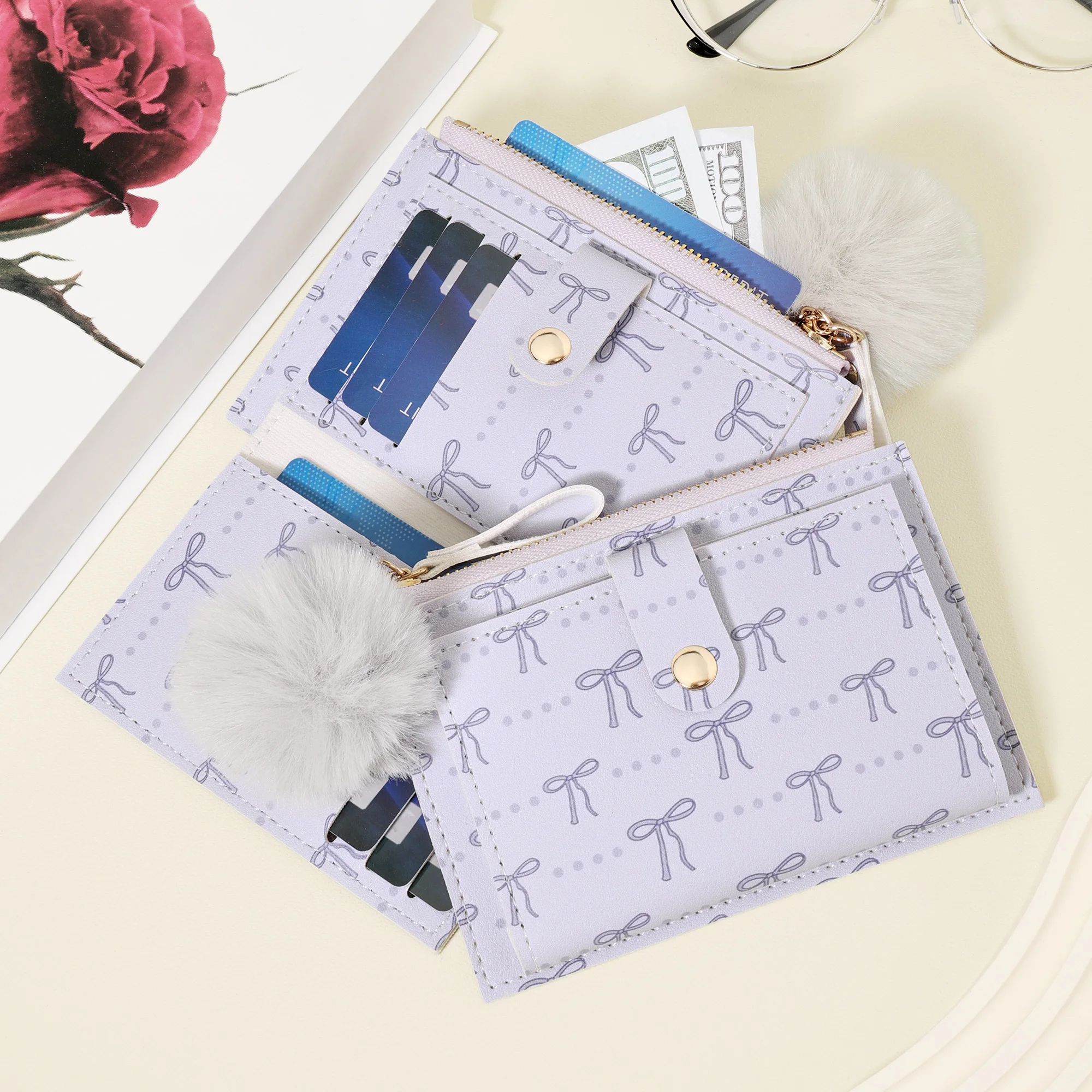 Ультратонкий, легкий и портативный держатель для карт для наличных, удостоверений личности и кредитных карт. Особенности стильного акцента помпона, высокого качества.