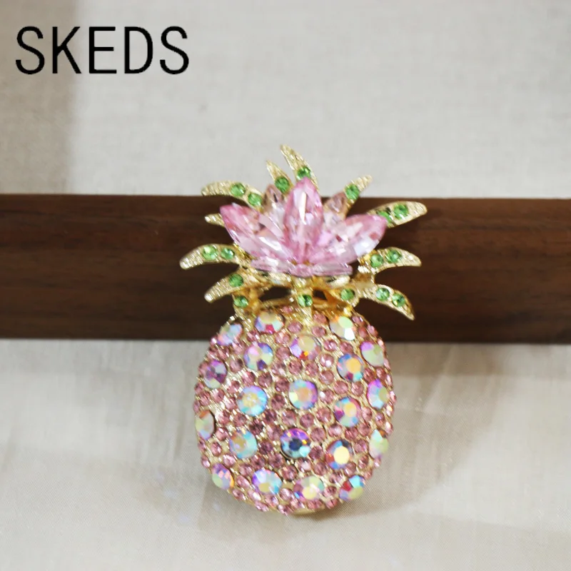 SKEDS Multi-Color Luxury Rhinestone Pineapple Brooch for Women Men Exquisite Gorgeous Crystal Shining Boutique Fruit Pin Badges