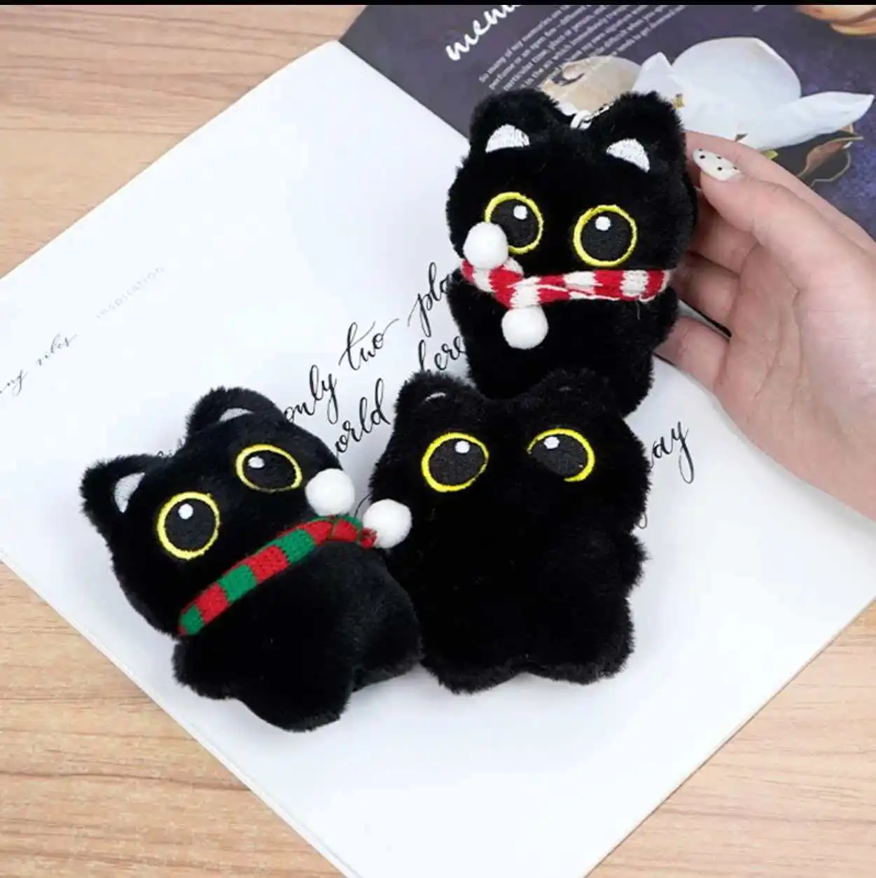 

Новая плюшевая кукла-кошка Kawaii с большими глазами и шарфом, черный брелок-кошка, подвеска для сумки, мультяшный котенок, украшение, праздничный подарок для друга