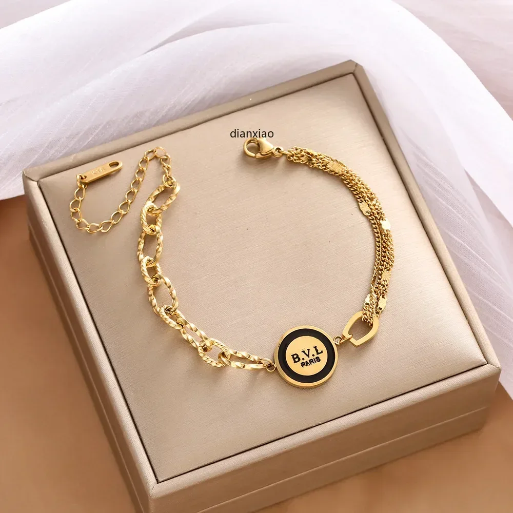 أحدث صيحات الموضة لعام 2025: سوار غير متماثل بسلسلة متعددة الطبقات بنمط مجوف أسود جديد تمامًا