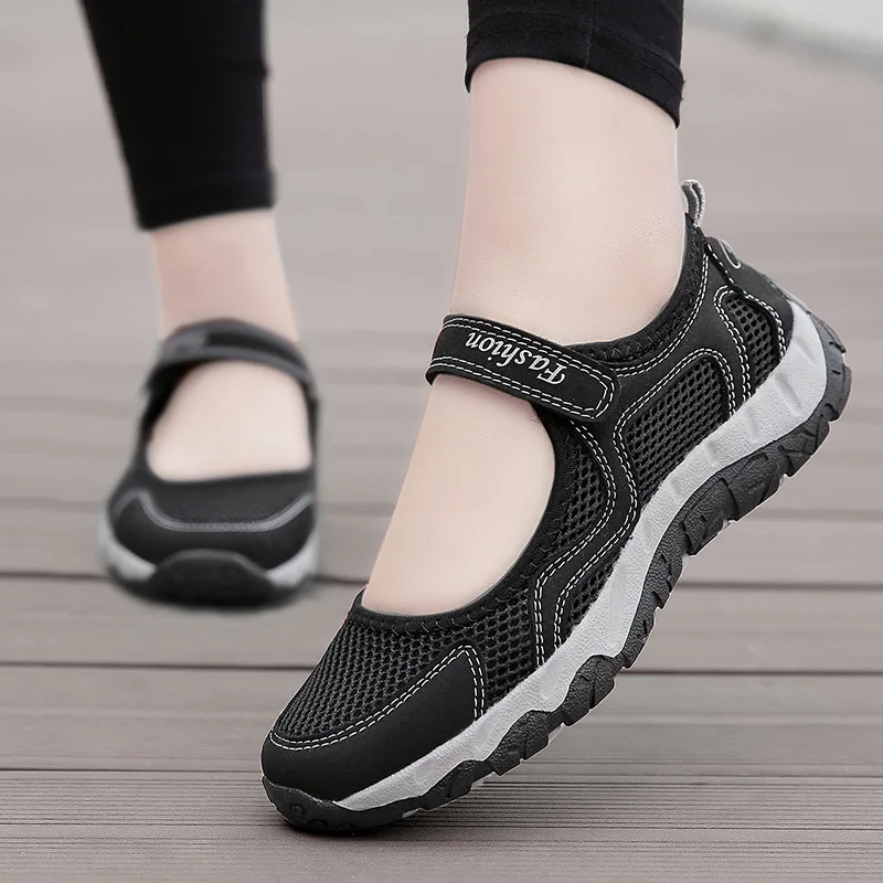 2022 neue Mesh Atmungsaktive Casual Schuhe Frauen Komfort Licht Wanderschuhe Slip auf Wohnungen Mom Weiche Sohle Schuhe Non-slip Mesh Turnschuhe