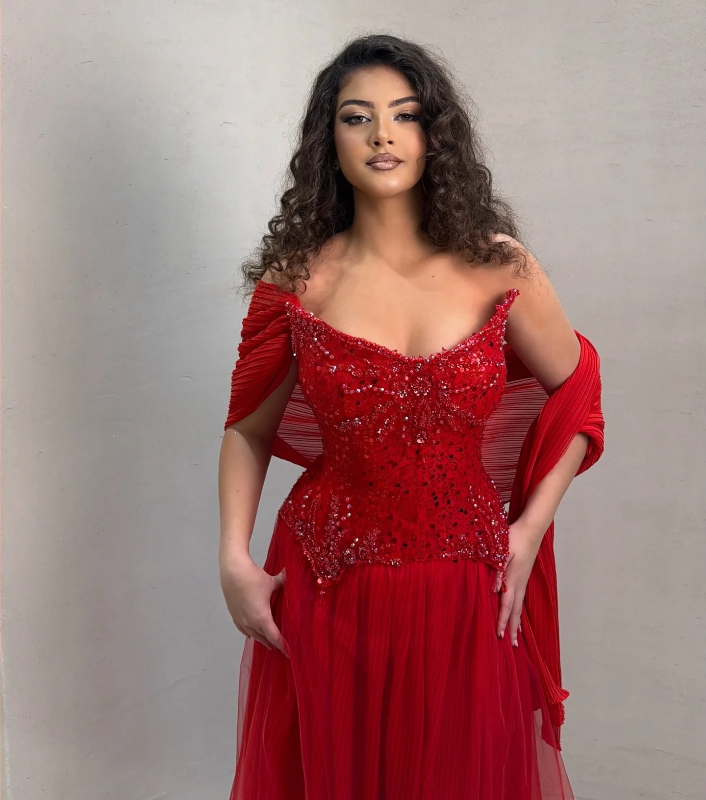Customized Luxury Red Prom Dress with Side Cape Strapless Crystal Sequin Evening Gown A Line Tulle vestidos de fiesta elegantes