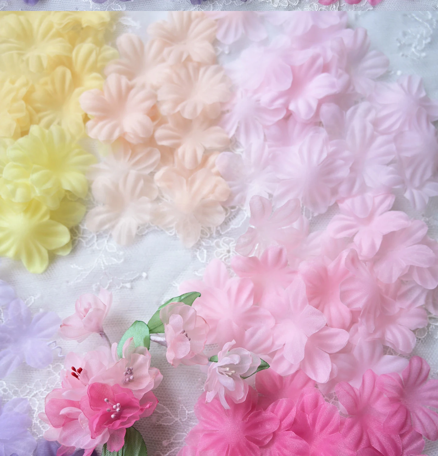 100 Stück/Packung 3,6 cm Satin-Plissee-Blütenblätter für Hochzeitskleider und Kopfbedeckungen. Puppenkleid, heißgepresstes Formmaterial, Glockenorchidee. 3D-Stoffblütenblätter. – Detail 16