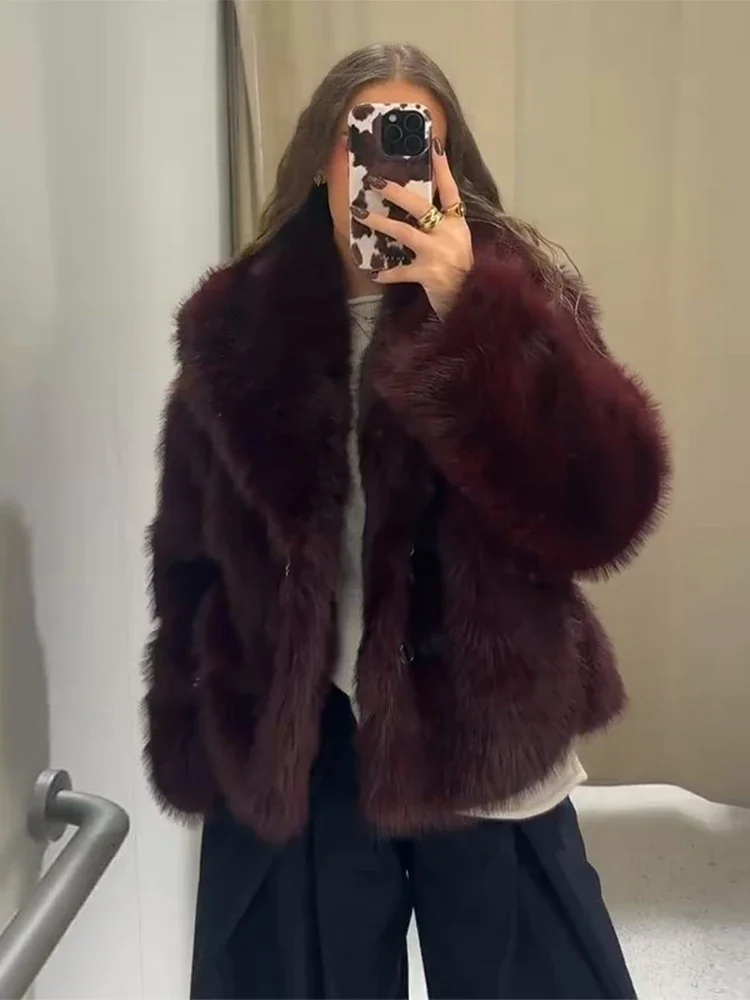 سترة مقصوصة بياقة شال عنابي وأجهزة ذهبية اللون منفوشة 2025 ملابس خارجية شتوية أنيقة للنساء معطف مكتب أنيق