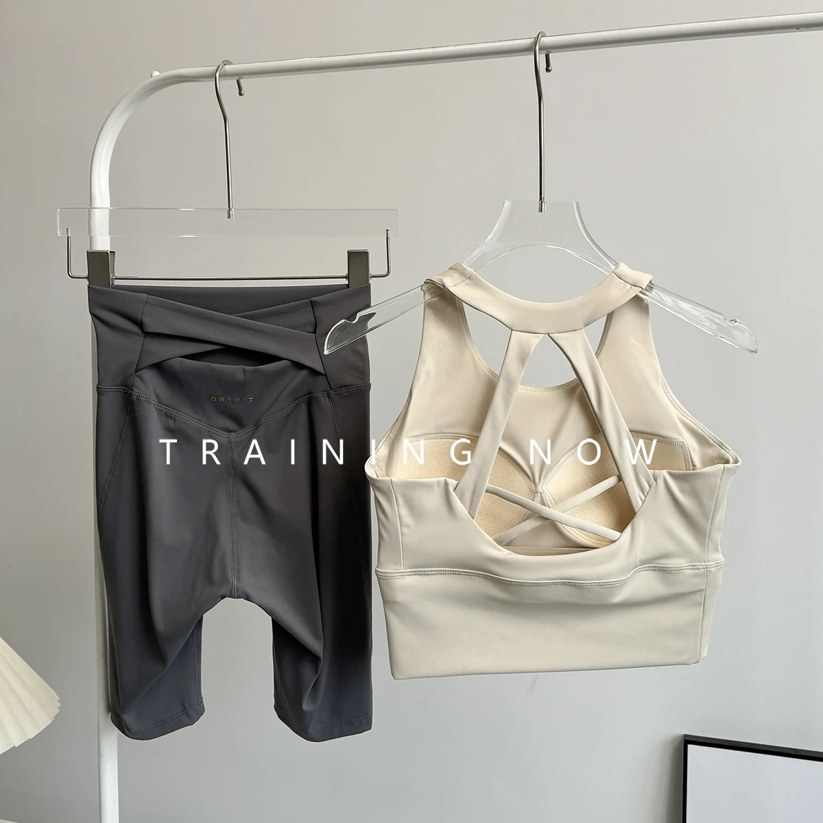 

Утренний спортивный костюм для женщин, летний дорогой модный быстросохнущий костюм для пилатеса, йоги, фитнес-бюстгальтер, шорты, комплект из двух предметов