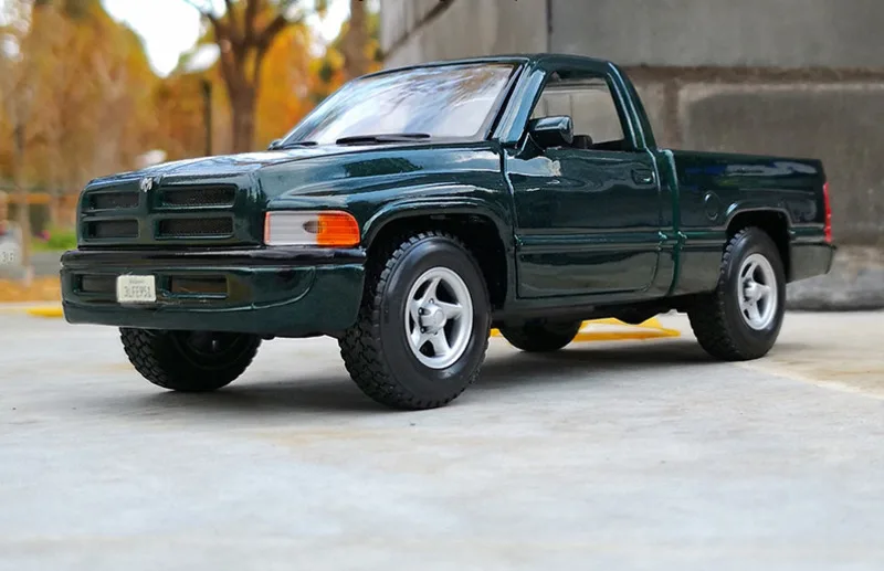 

1/26 Rare New Arrival Special Price Diecast Metal American Classic Vintage Pickup Truck Model Furniture Display Collection Toys