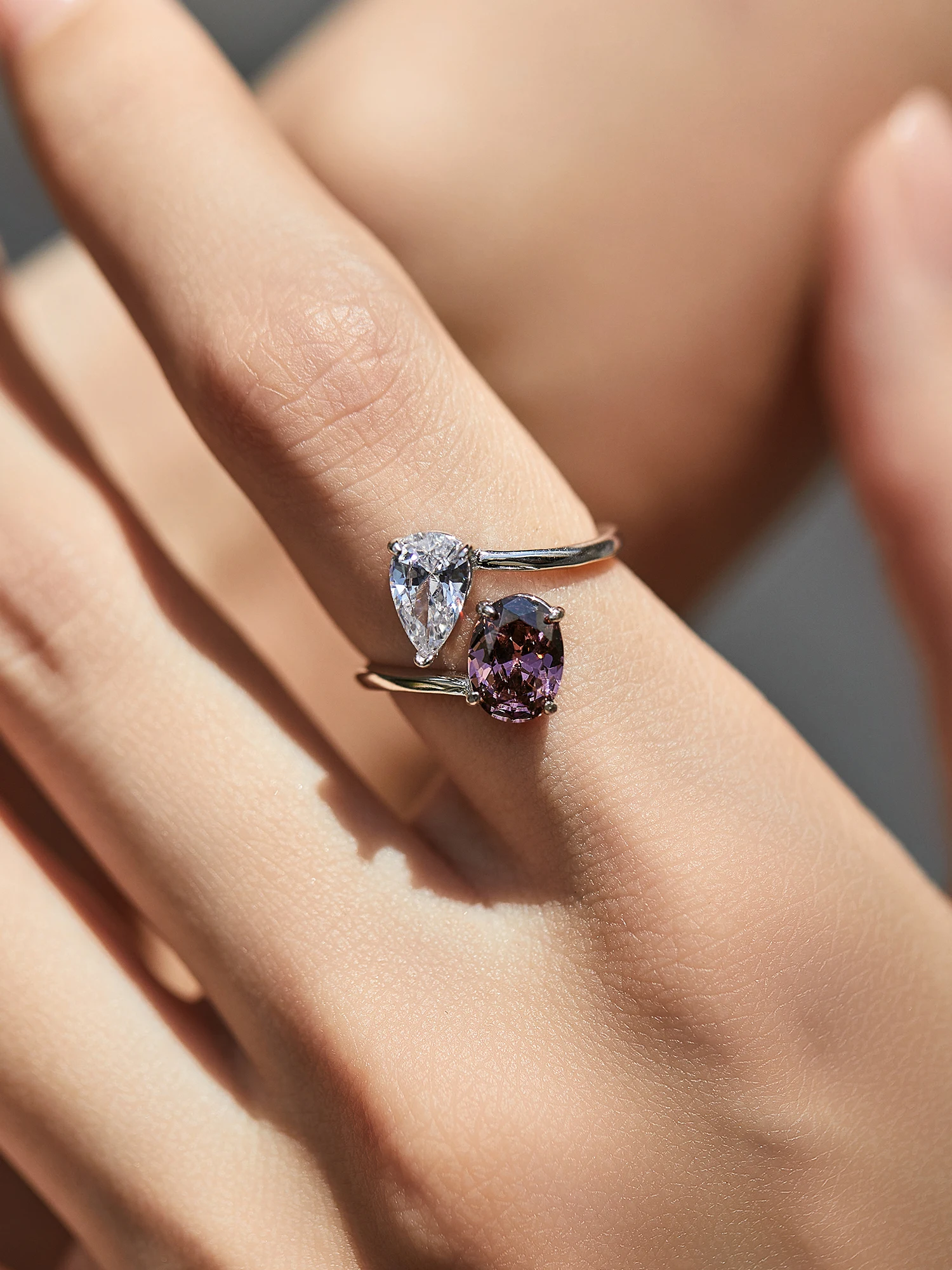 

S925 Sterling silver light luxury geometric simulation diamond interlace ring for women exquisite advanced sense color contrast