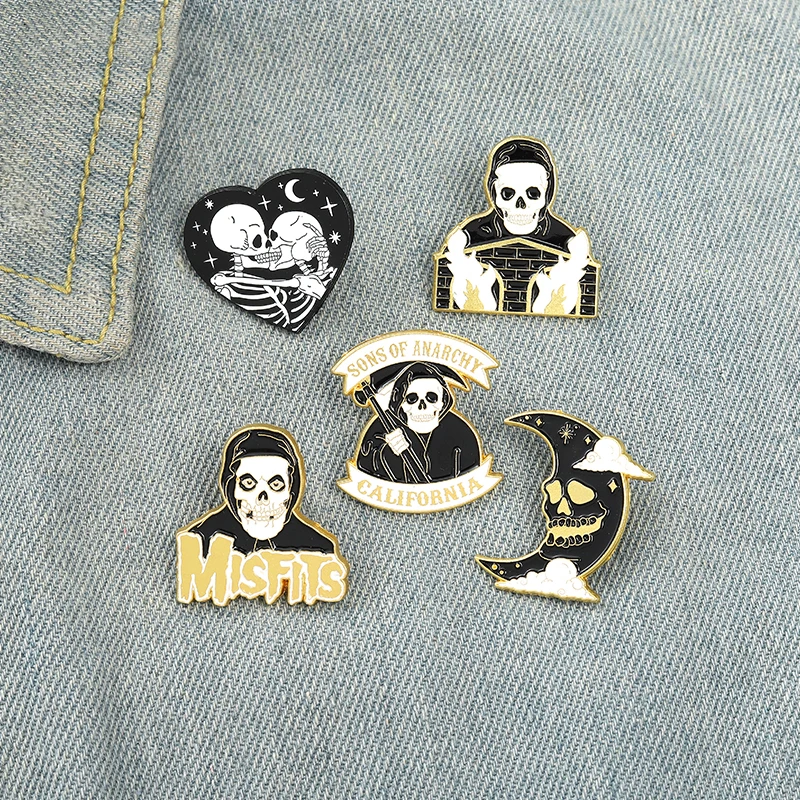 Alfileres personalizados, esqueleto gótico, amante, Luna, corazón, broches, insignias de solapa, bolsa, joyería Punk oscura, regalo para amigos, esmalte de calavera