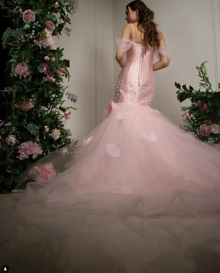 Gaun Prom Arab Putri Duyung Merah Muda Blush Gaun Acara Malam Panjang Saudi Tutu Ukuran Khusus Bahu Terbuka Kristal Bunga 3D