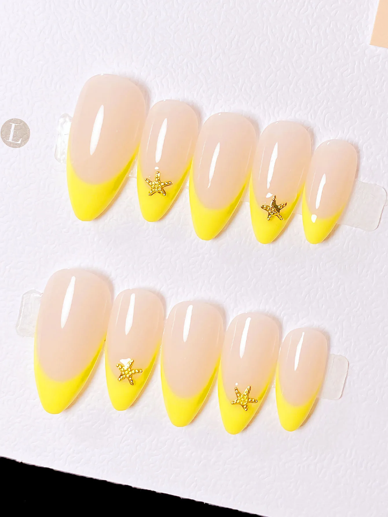 

10 типсов для ногтей ручной работы в форме миндаля с молочно-белыми французскими краями, акцентами с золотой ракушкой и жемчугом, 3D-дизайном и высококачественной отделкой.