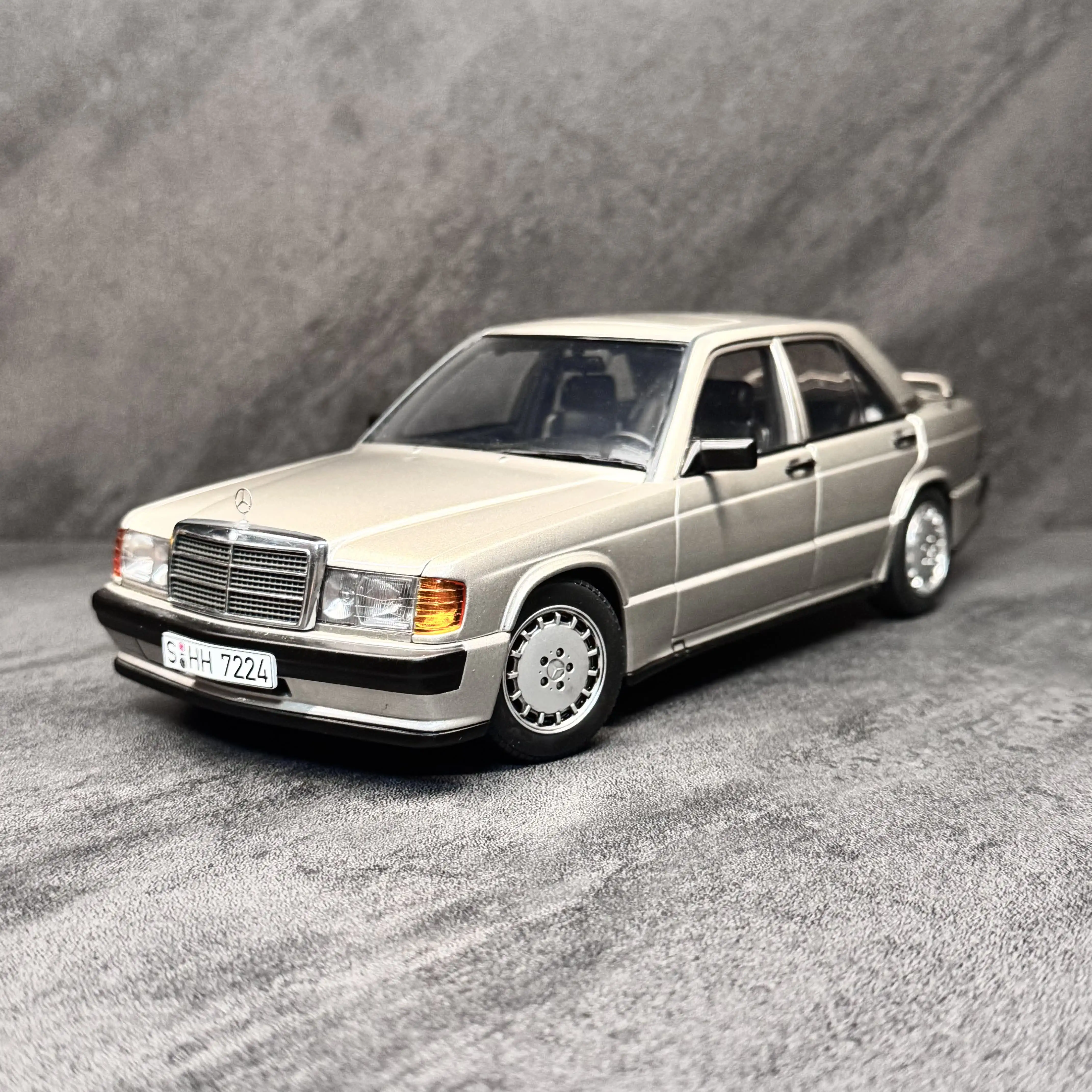Autoart 1:18 190E 2.3-16V W201 Silver Simulation Limited Edition All Open Alloy Metal Static Car Model Toy Gift