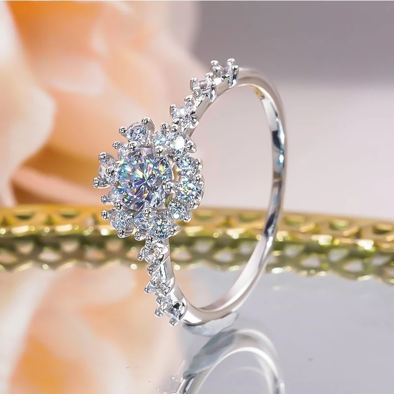 

UMQ 18K Gold Flower Core Half Sleeve Simulation Diamond Ring Moissanite Six-Claw Ring Proposal Gift for Girlfriend Anniversary