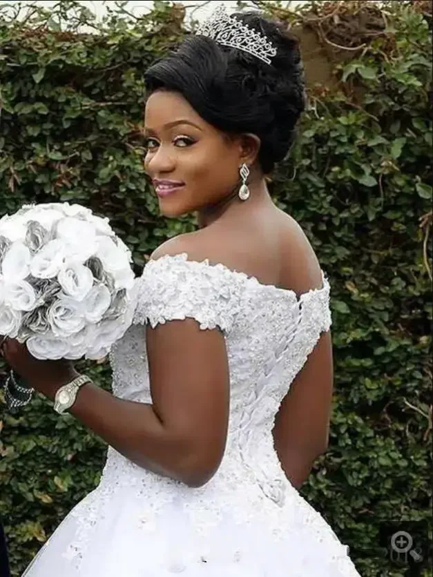 Passen Sie Vintage-Hochzeitskleider aus weißem Tüll in A-Linie an, schulterfrei, V-Ausschnitt, Spitzenapplikationen, Prinzessin-Brautkleider