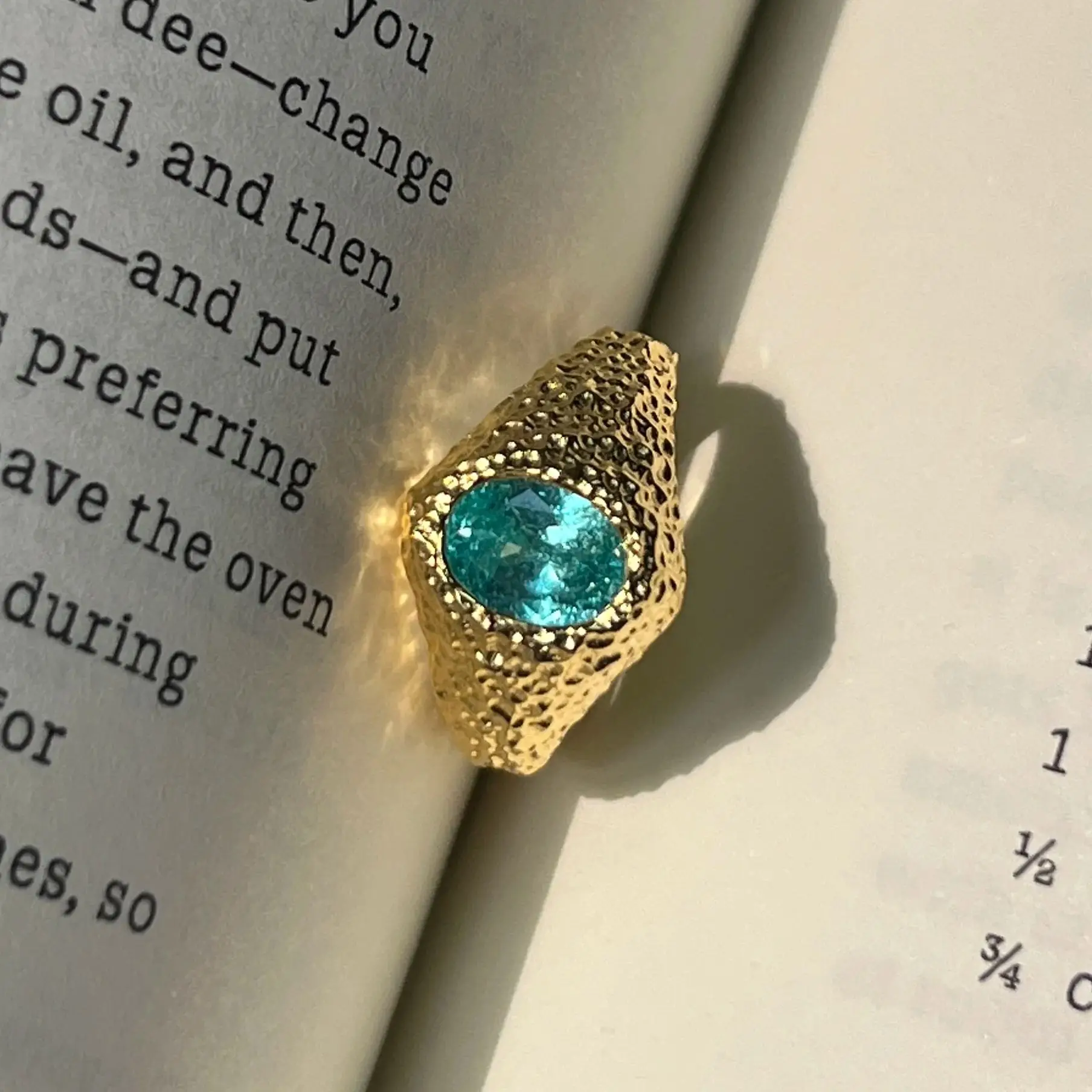 

S925 silver with 18k thick gold plating process, fostering a Parahiba hammer texture for a vintage feel ring.