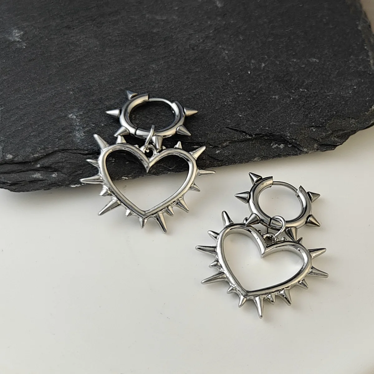 2024 Gothic Thorns Heart Earrings Dark Personality Punk Subculture Rock Hip Hop Sexy Hot Girl Fashion Classic Design Jewelry