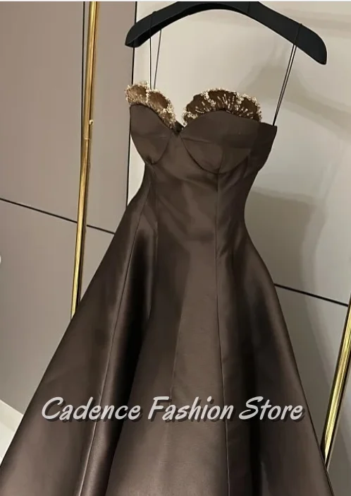 Abiti da ballo senza maniche con tubino marrone splendido personalizzato Collo a cuore con perline Corsetto impreziosito da petali Corsetto con orlo a trapezio alla caviglia