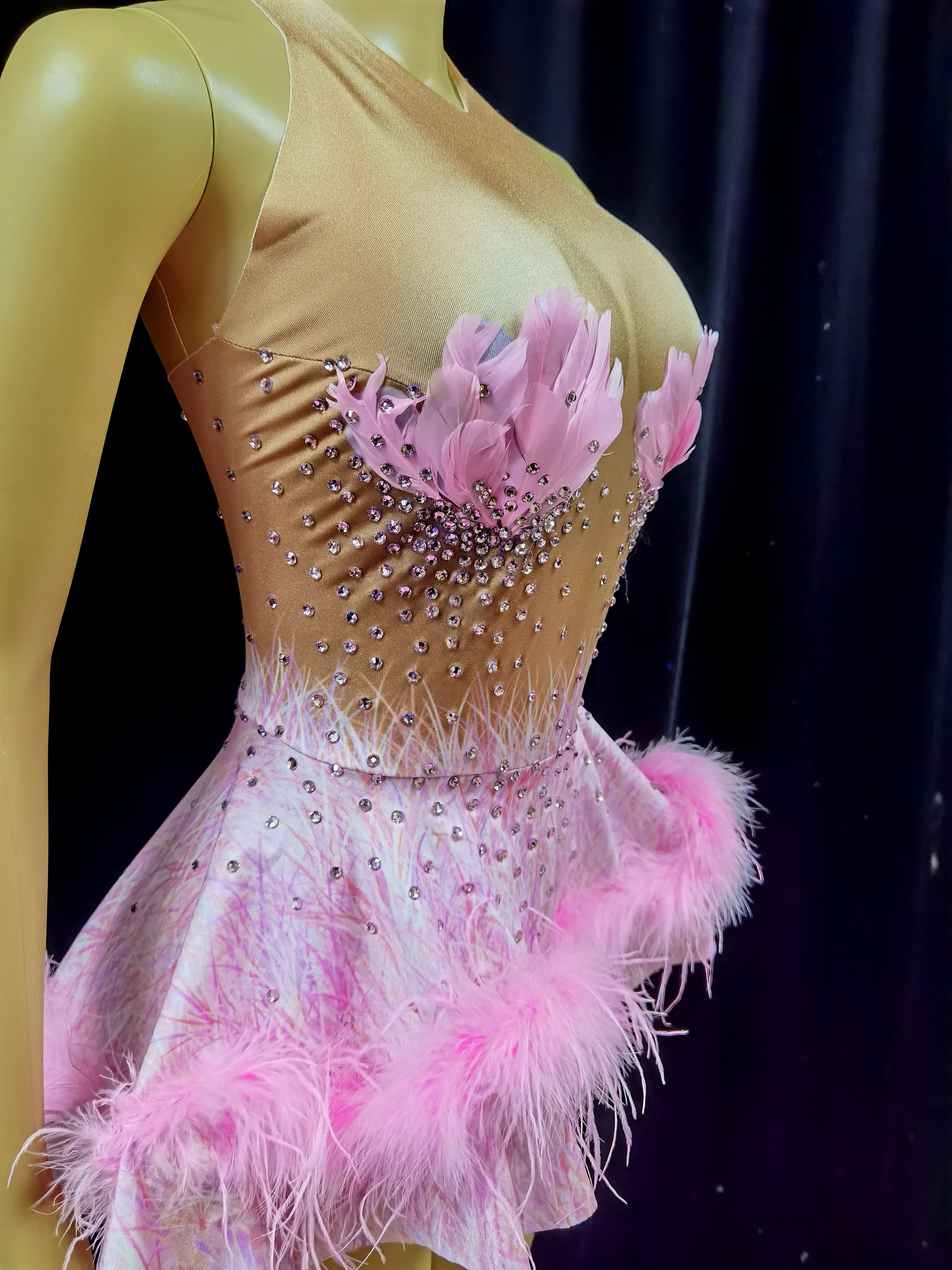 Disfraz de actuación para Club nocturno, Bar, cantante femenina, equipo de baile, estampado de carne expuesta, vestido Poncho de flamenco con plumas rosas