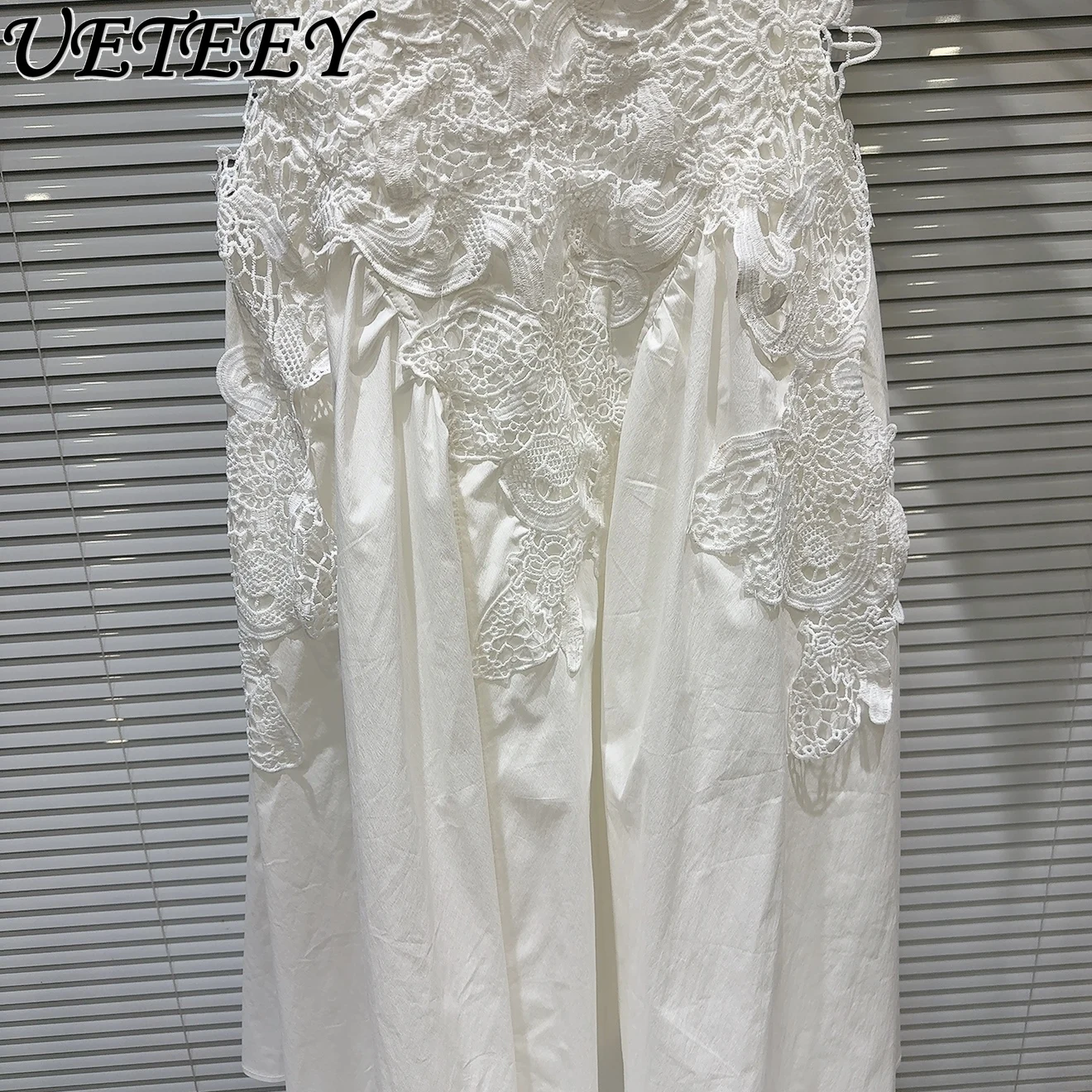2025 Estate nuova celebrità francese a vita alta con scollo a V senza maniche abito da festa lungo bianco gancio in pizzo splicing maxi abiti gilet