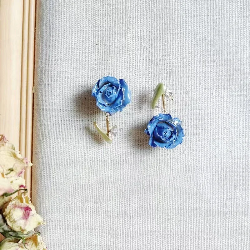 

Асимметричные серьги с натуральными цветами розы, ручная работа, серьги из эпоксидной смолы, бессмертные настоящие серьги-гвоздики с розами, разноцветные серьги-гвоздики с розами, ювелирные изделия