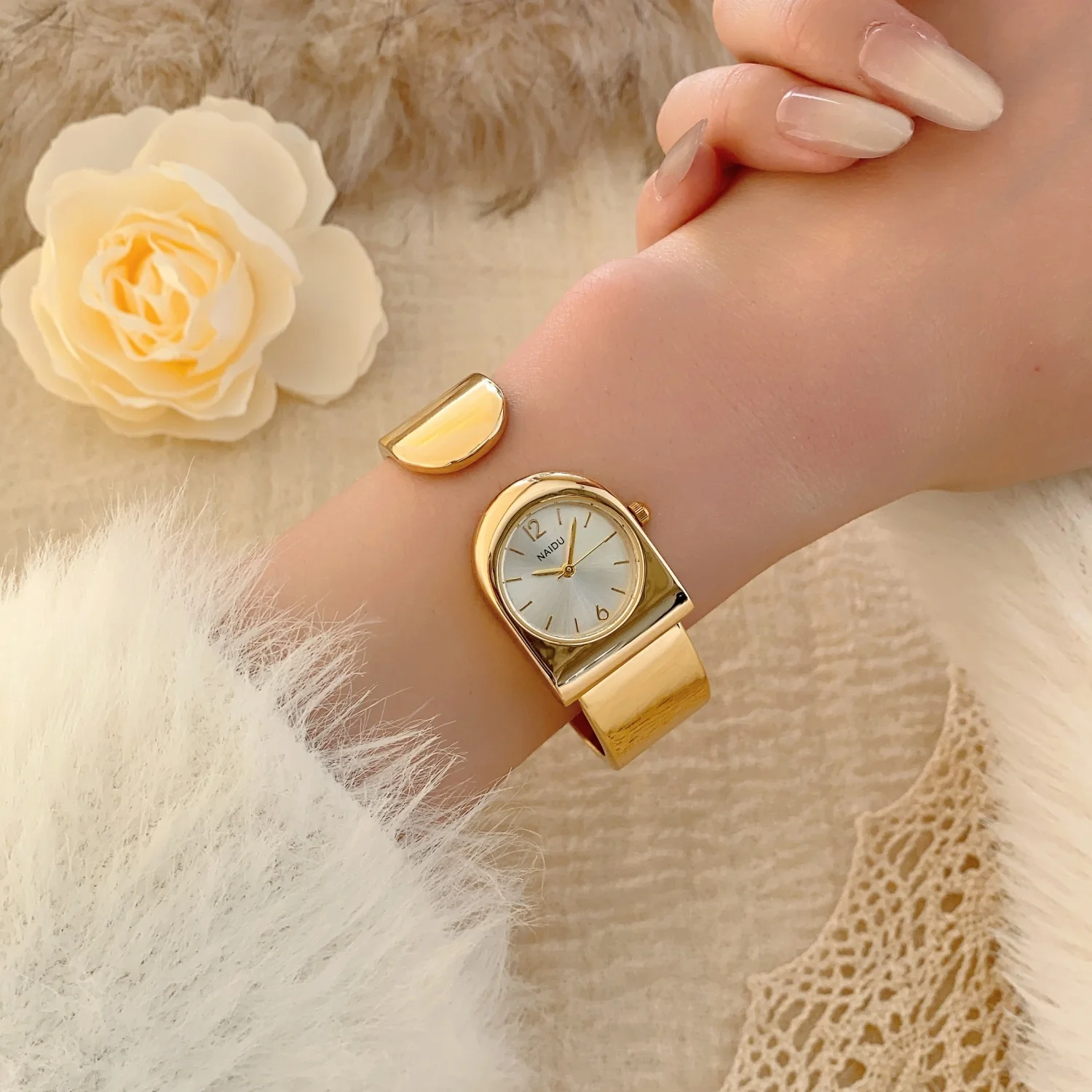 Elegant Women's Quartz Watch Gold Unique Clunky-Style Bracelet Watches Woman Timepiece Fashionable Wristwatches Hot Sale Relogio