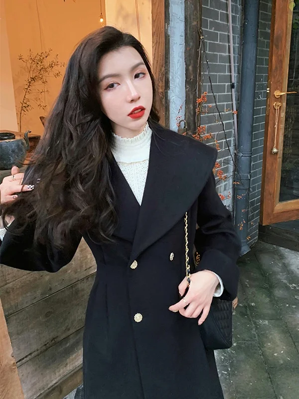 Czerwony wełniany płaszcz z podkreśleniem talii i dużym kołnierzem na Świętą Nową Rok i powrót do domu po ślubie.