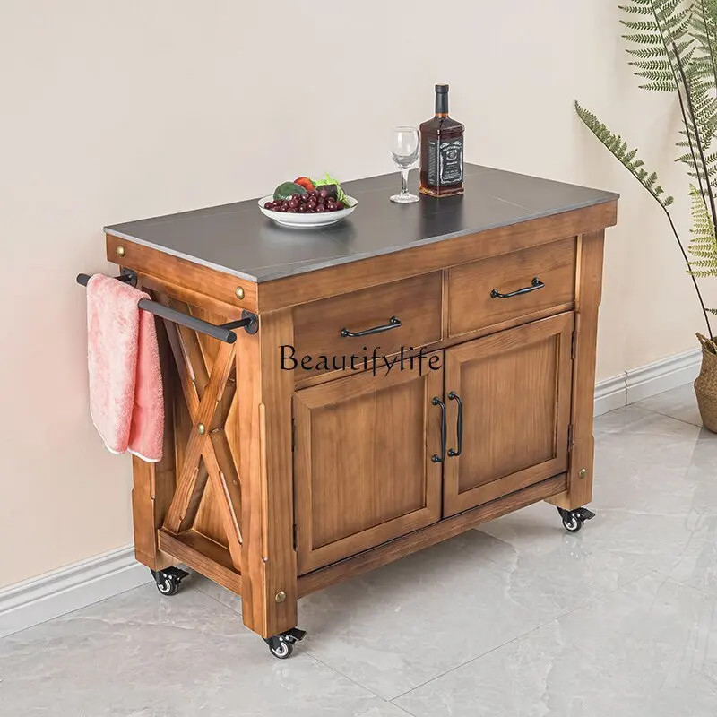 جزيرة مركزية متحركة من الخشب الصلب على الطراز الأمريكي مع أبواب خزانة، خزانة جانبية عتيقة، ماكينة صنع القهوة، سطح عمل المطبخ #3