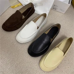 The new flat bottomed classic loafers are made of soft calf leather and feature a classic round scalp leather lining for a tailo