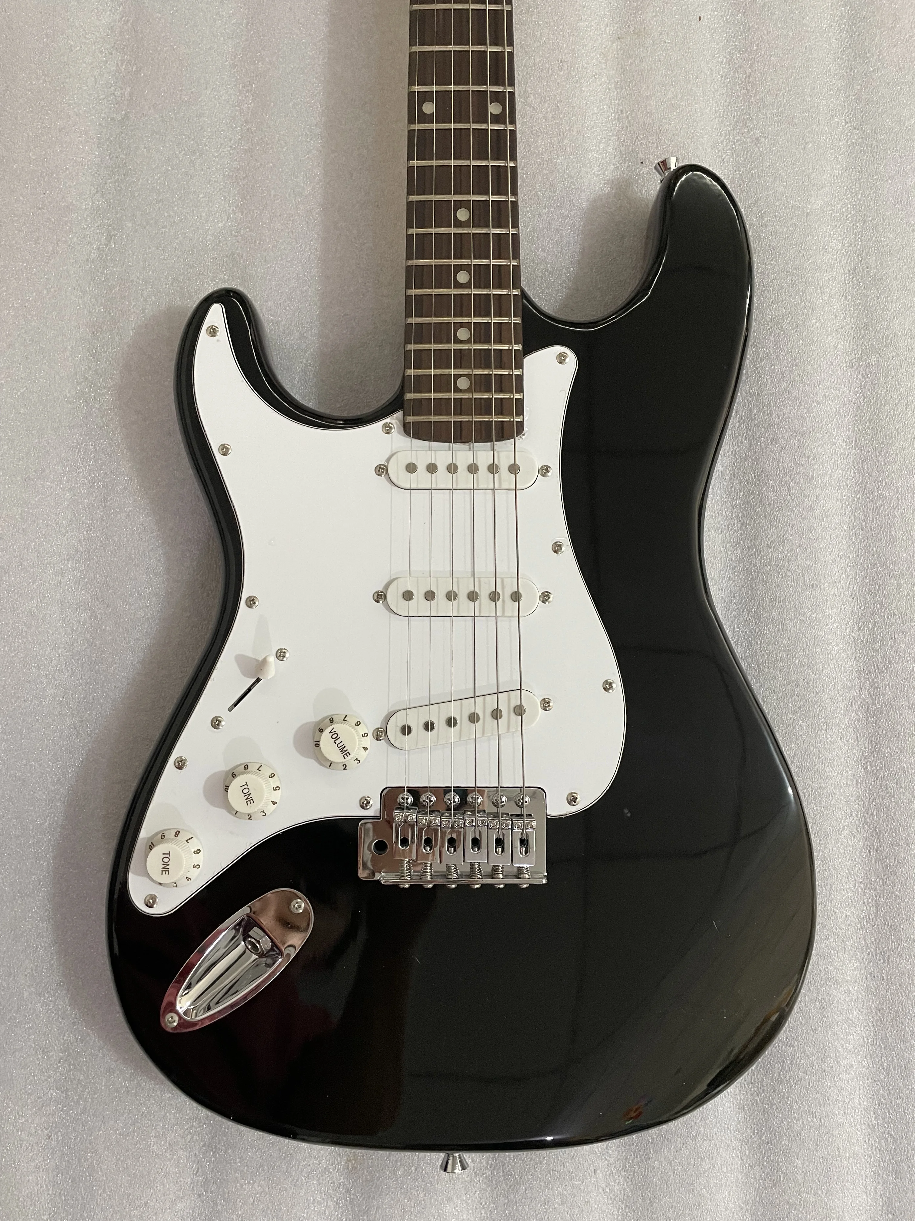 

Custom 6 String Electric Guitar, Gloss Finished in Stock, Poplar Body, Maple Neck, Beautiful Vioce, Real Photos