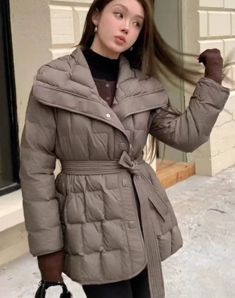 เสื้อแจ็คเก็ตดาวน์ผู้หญิงแฟชั่นใหม่สำหรับฤดูหนาวปี 2025 สไตล์ลำลอง สายรัดเอว ทรงเข้ารูป