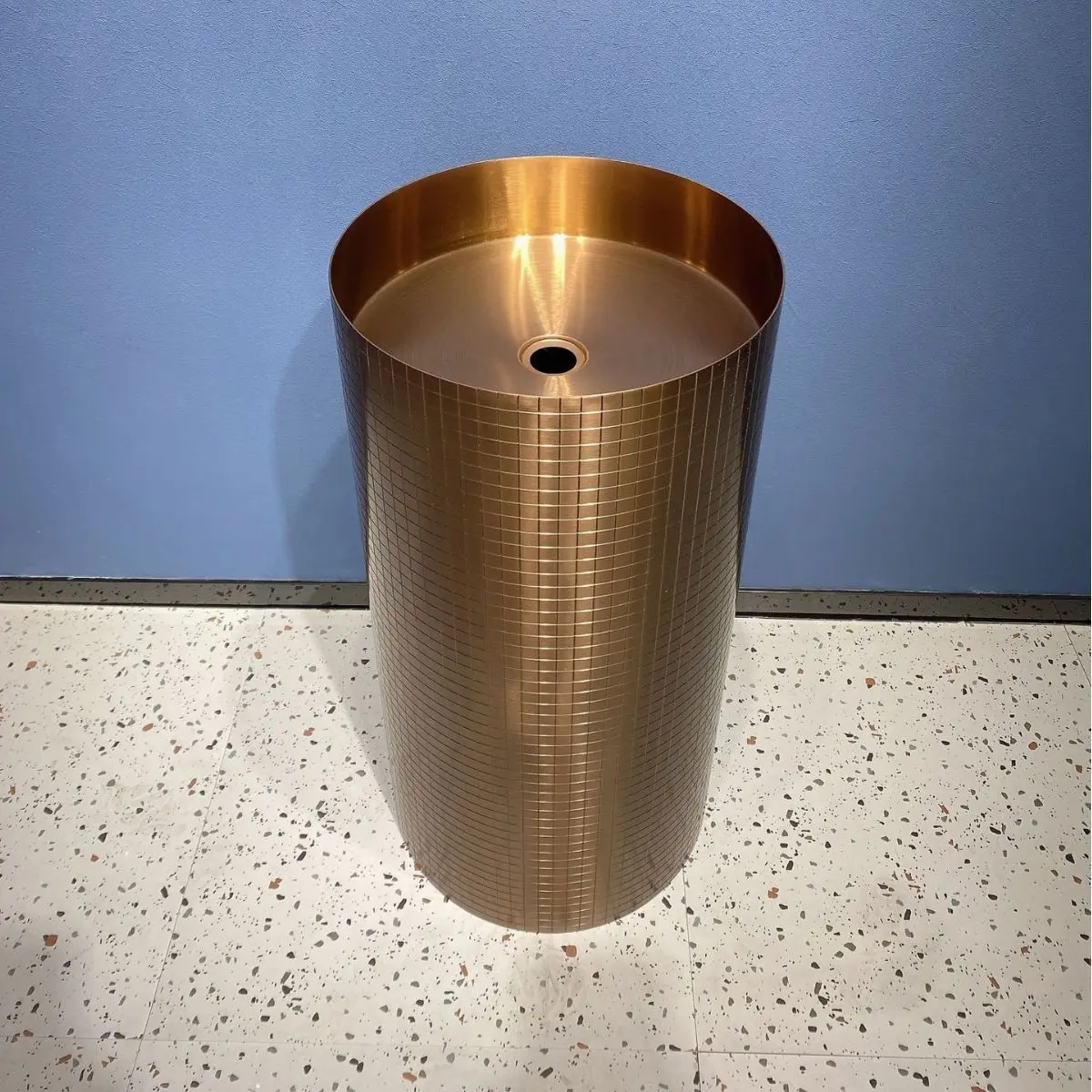 

Golden creative stainless steel column basin bar restaurant floor-to-ceiling art