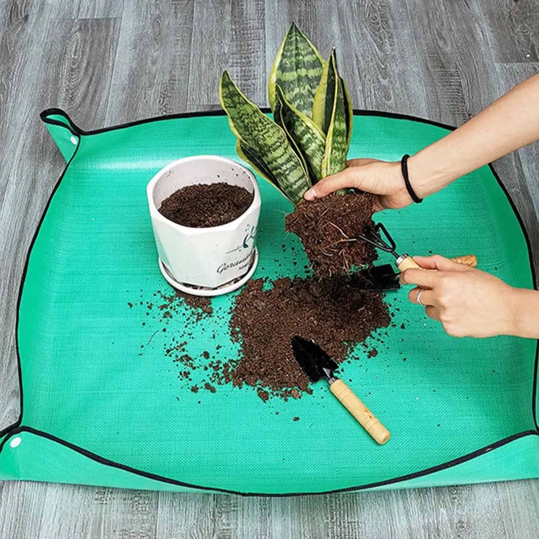 

1Pc Planting Mat 32*32cm Gardening Potting Pad Foldable Waterproof Garden Plant Flower Pot Transplanting Mats