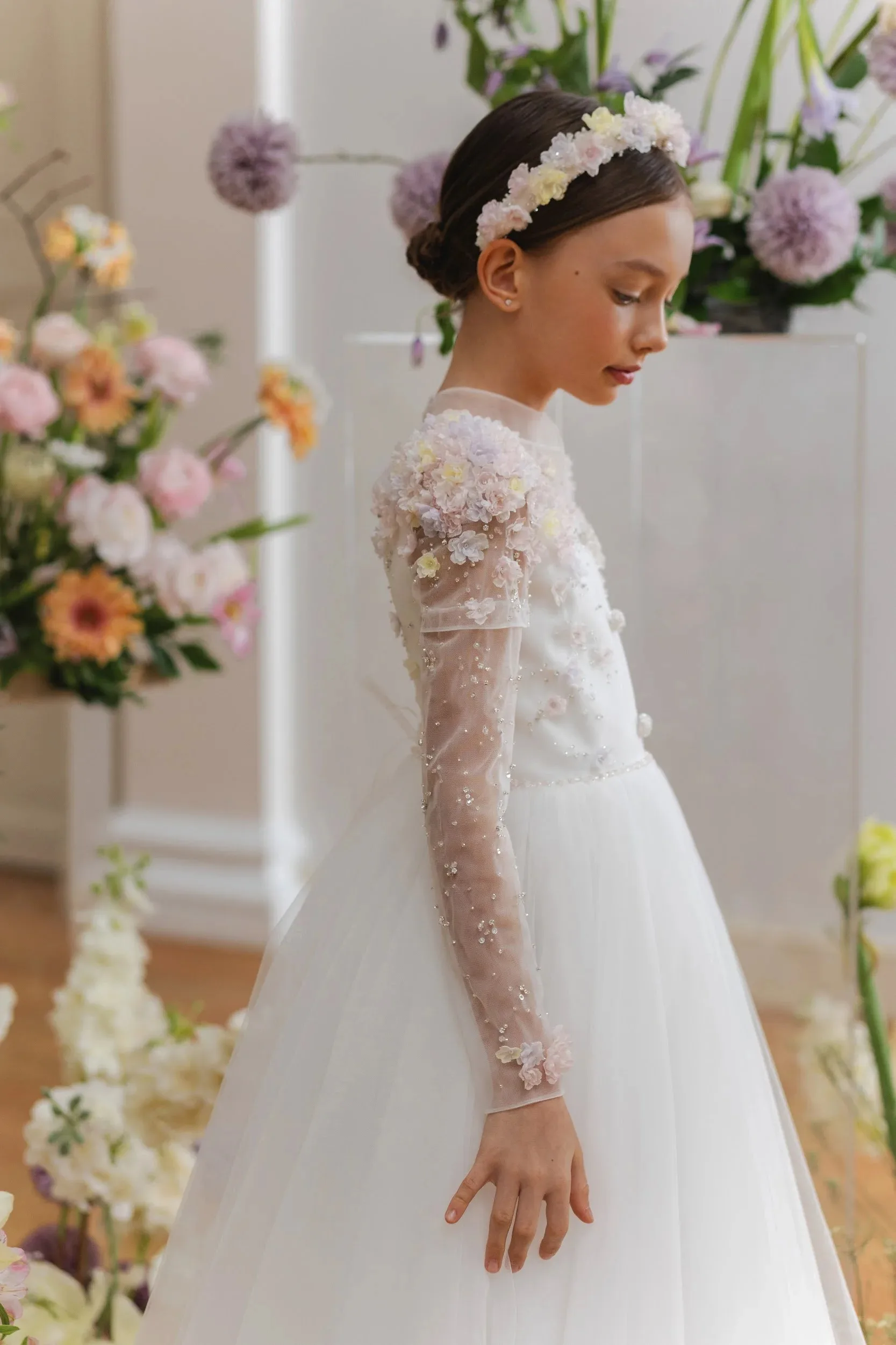 Weiße Blumenmädchenkleider für die Hochzeit mit floralen Spitzenapplikationen, Perlen, Baby-Geburtstagskleider, Erstkommunionkleid, individuell gestaltet
