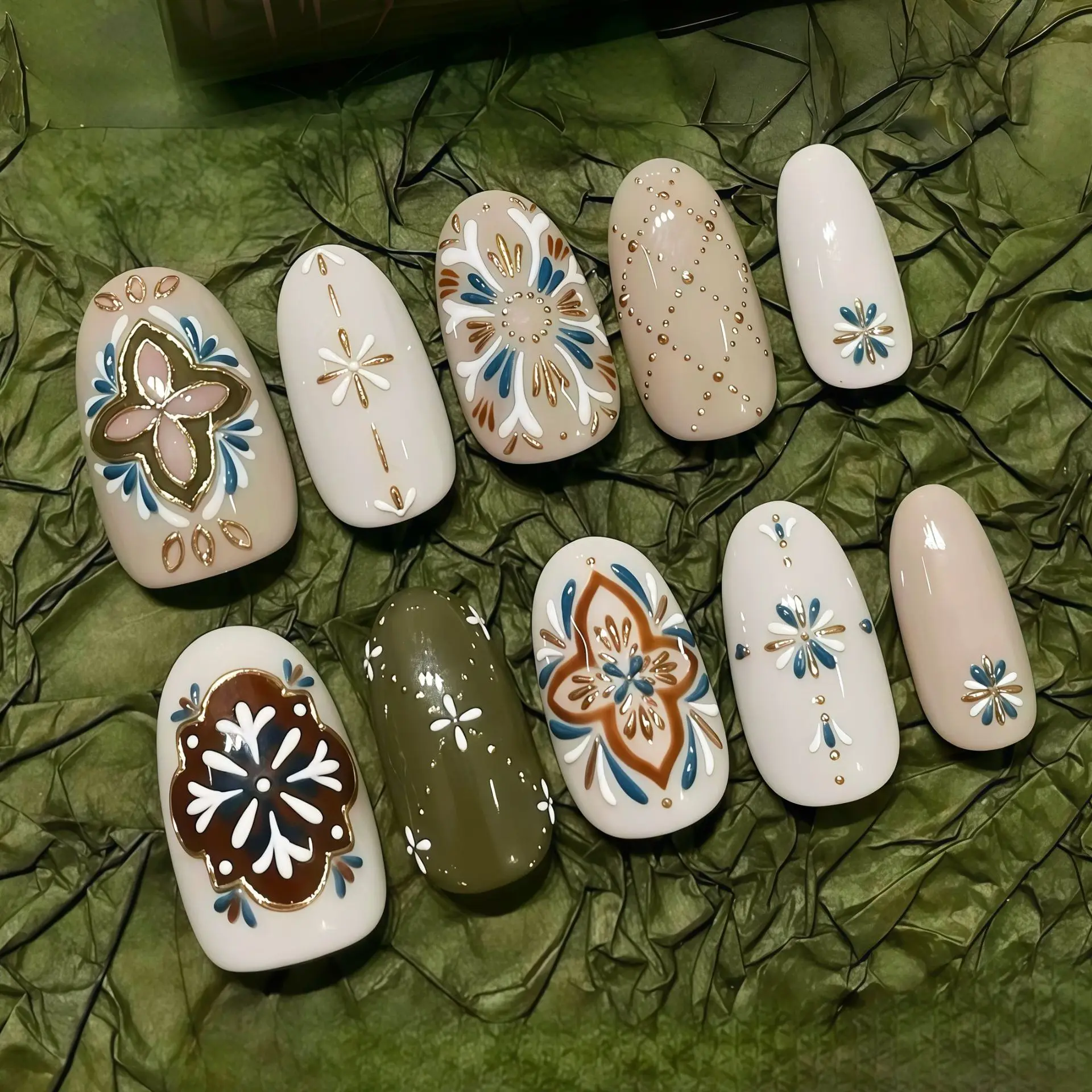 24pcs Short Almond Vintage Design Fake Nail Round Head Wearable Golden Grid Flower Nail Set Press on Autumn Style False Nail Art