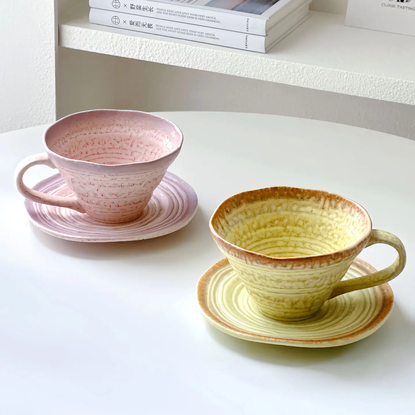 Kiln-Change Elegantes Keramik-Kaffeebecher- und Untertassen-Set, Exquisite Latte-Frühstückstee-Tasse für europäische Tischdekoration zu Hause.