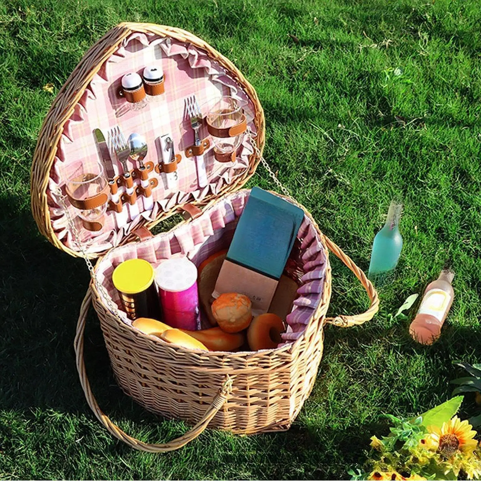 Picnic Basket with Lid Handmade Sturdy Heart Shape Handwoven Basket Hand Basket for Outdoor Camping BBQ Tableware Fruits