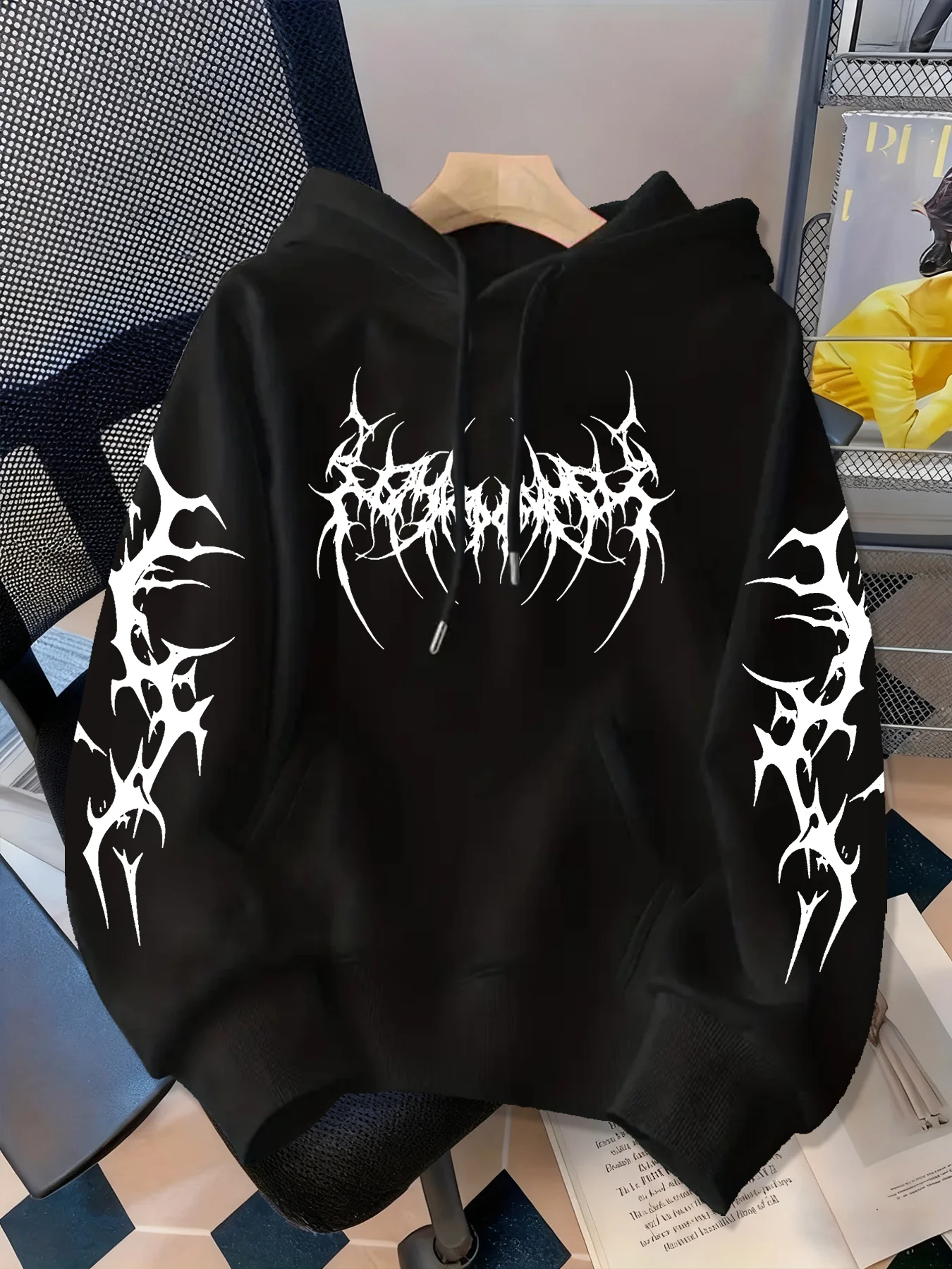 Herren Oversized Hoodie Schwarz Metall Dornen Gothic Text Vorderseite Ärmel-Print Y2K Dark Grunge Streetwear Pullover Oberteil Herbst Fleece – Detail 2