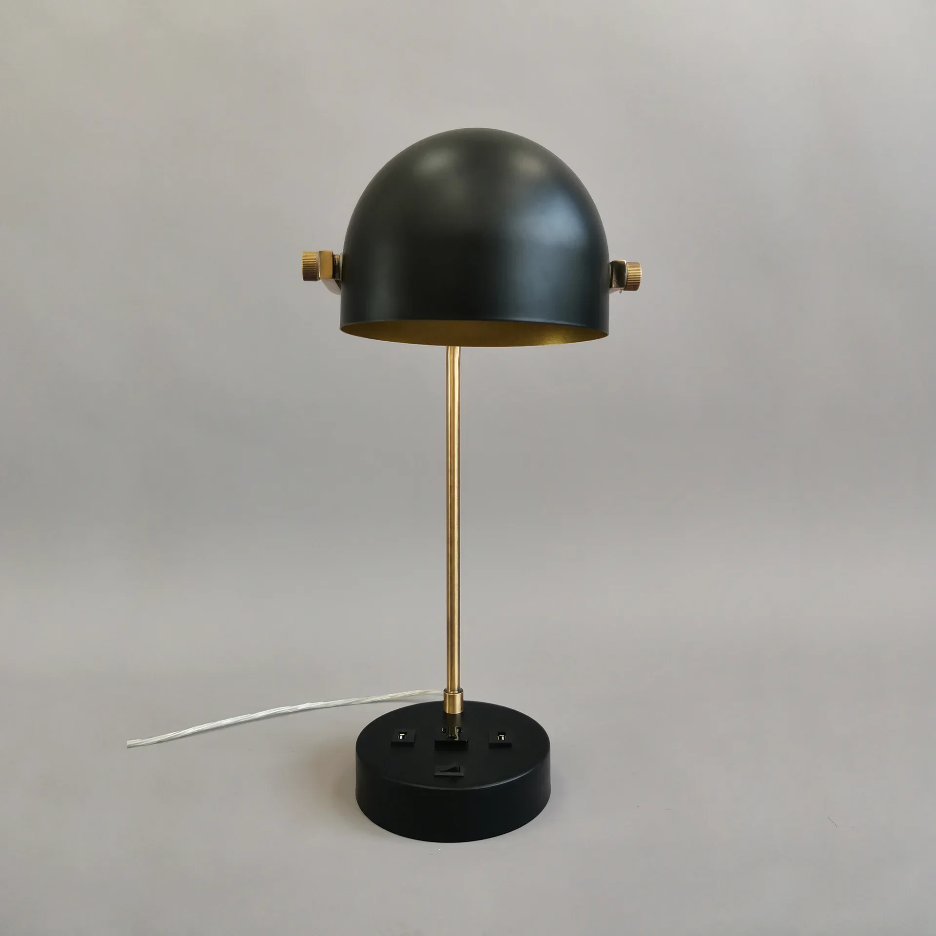 北欧風シンプルで軽やかな高級感のリビングルーム用ベッドサイドテーブルランプ、デザイナーによるクリエイティブなスタディランプ