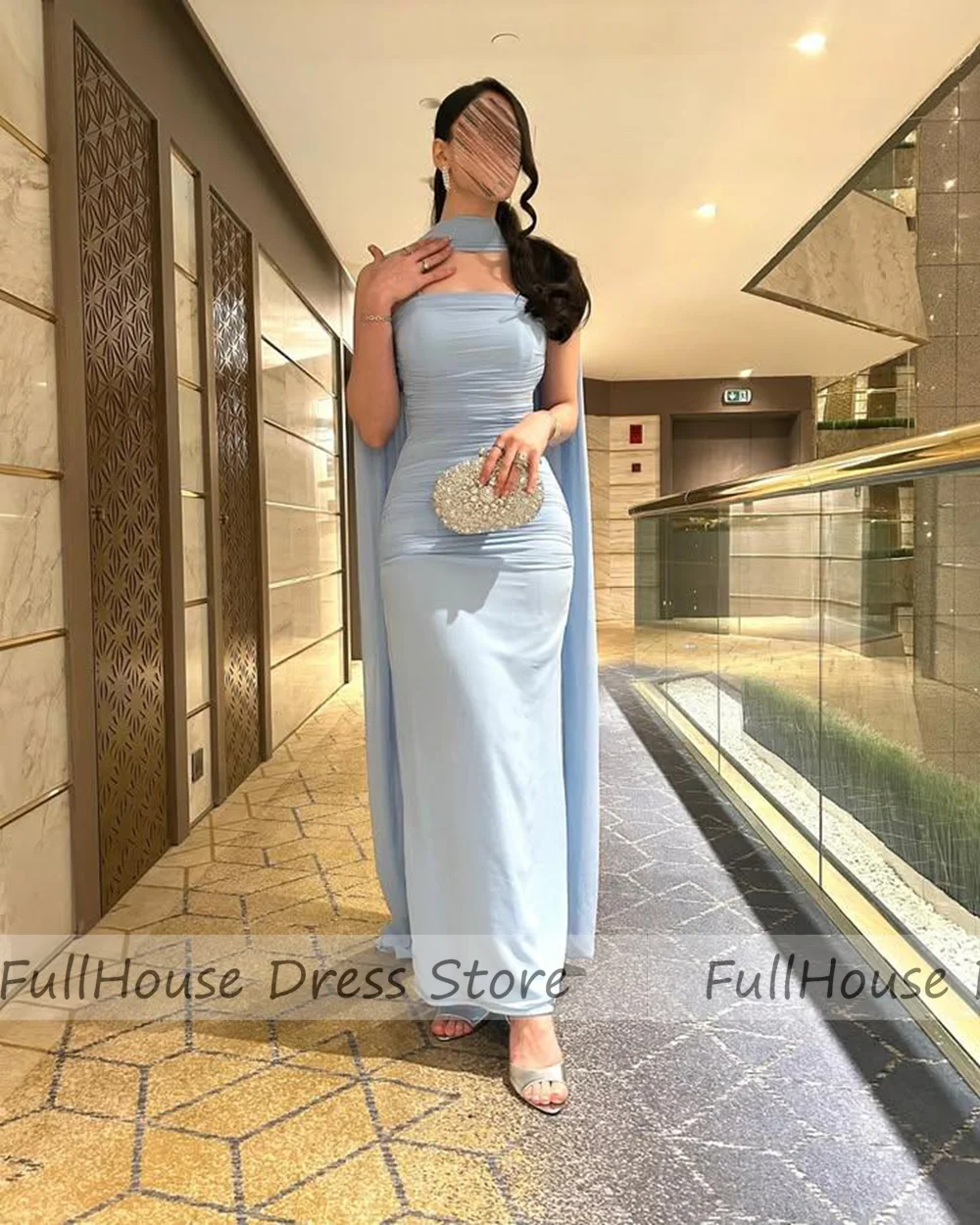 Maßgeschneidertes klassisches Abendkleid mit U-Boot-Kragen, gestuft, plissiert, sexy Etui-Abendkleid, Maxi-Länge, rückenfrei, Saudi-Arabien-Kleid mit Schal