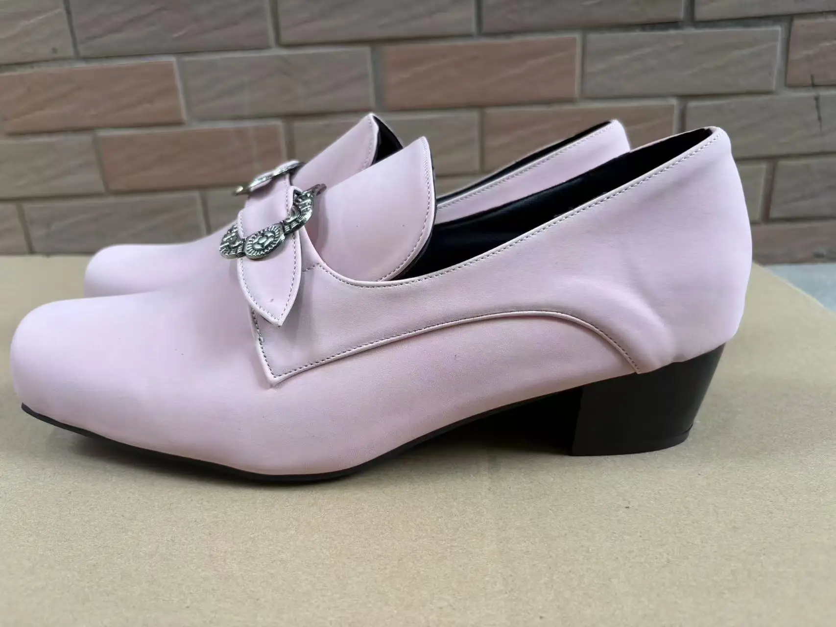 Retro-Western, mittelalterliche, renaissanceartige Rollenspiele, edle Herren- und Damenmode, einfarbige High Heels, Partyschuhe, Halloween-Kostüm. – Detail 11